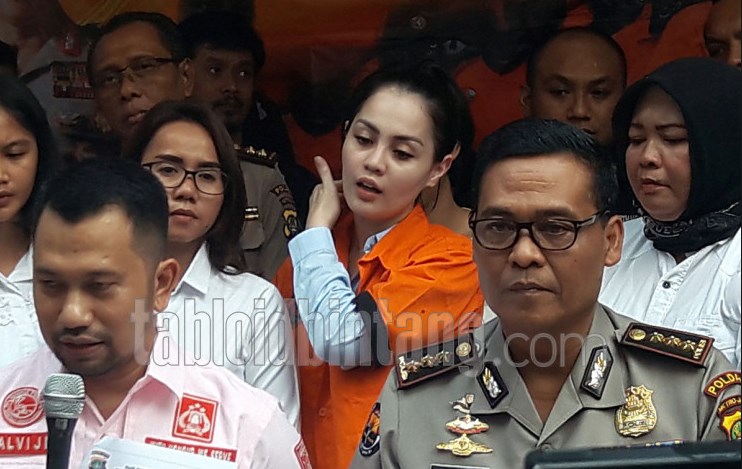 Foto Jennifer Dunn Diedit: Kepala Botak, Alis Nyambung, Gigi Tanggal Foto Jennifer Dunn Diedit: Kepala Botak, Alis Nyambung, Gigi Tanggal