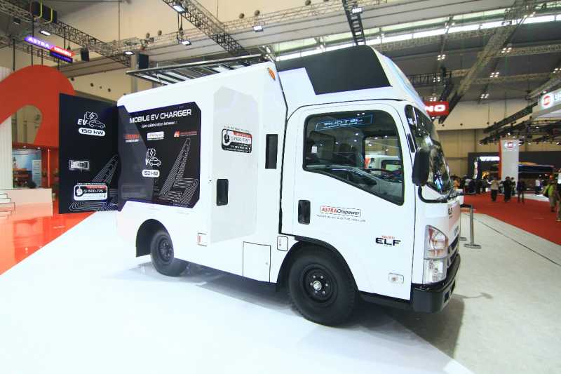 Isuzu Elf: dari Mobil Travel, Kini jadi Power Bank Berjalan di GIIAS Isuzu Elf: dari Mobil Travel, Kini jadi Power Bank Berjalan di GIIAS