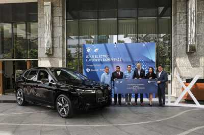 Ketika Mobil Listrik BMW iX Jadi Taksi Bluebird