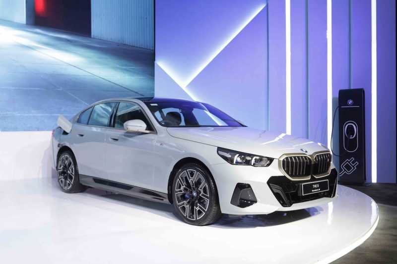 Mobil Listrik BMW i5 Diluncurkan di Indonesia, Jarak Tempuh 582 Km! Mobil Listrik BMW i5 Diluncurkan di Indonesia, Jarak Tempuh 582 Km!