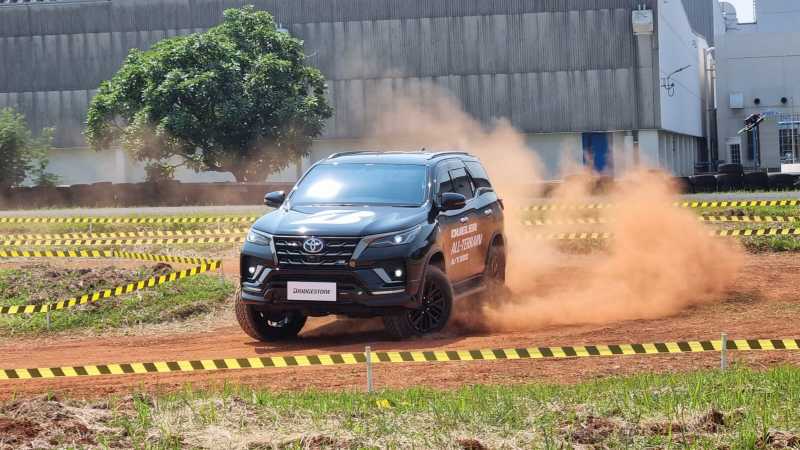 Test Drive Ban Bridgestone Dueler A/T002: Lebih Stabil dan Nyaman Test Drive Ban Bridgestone Dueler A/T002: Lebih Stabil dan Nyaman