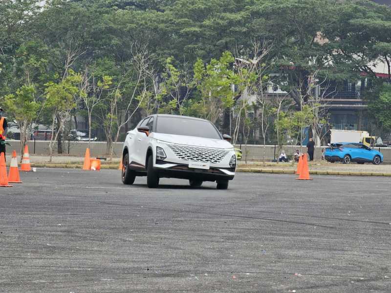 Berakselarasi dan Meliuk Pakai Chery Omoda 5 GT, Mesin Lebih Kencang! Berakselarasi dan Meliuk Pakai Chery Omoda 5 GT, Mesin Lebih Kencang!