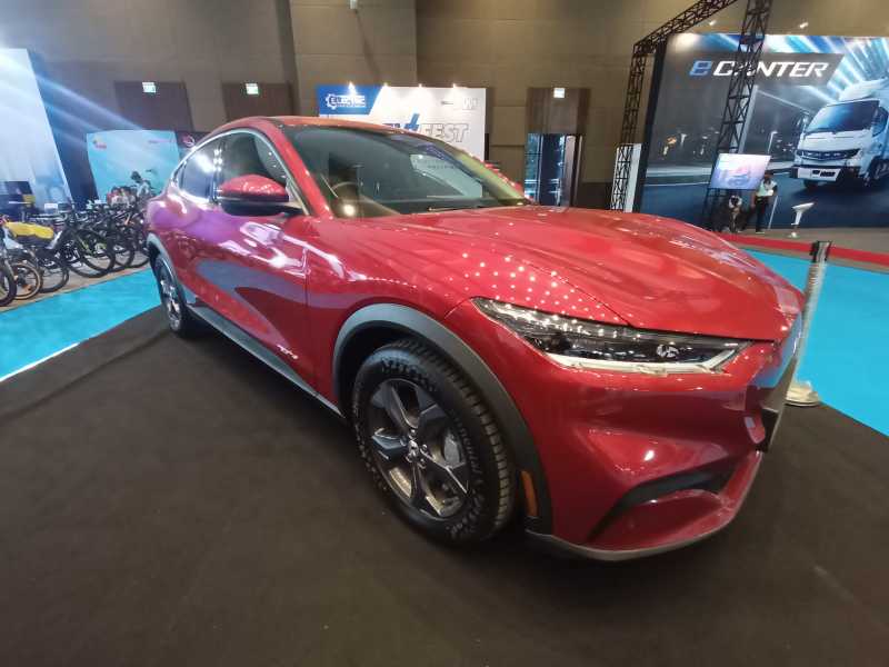 FOTO: Bodi Kekar Mustang Mach-E Goda Pengunjung PEVS 2022