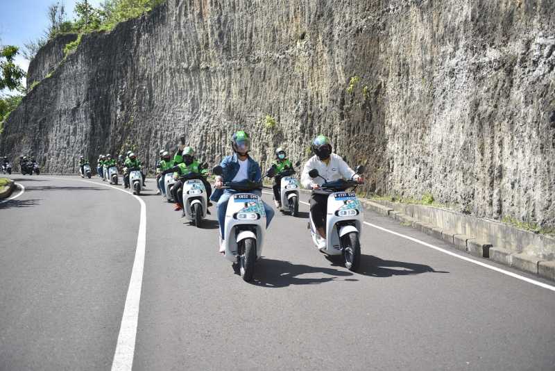 Andre Taulany dan Surya Aji Terabas Bali dengan Molis Electrum