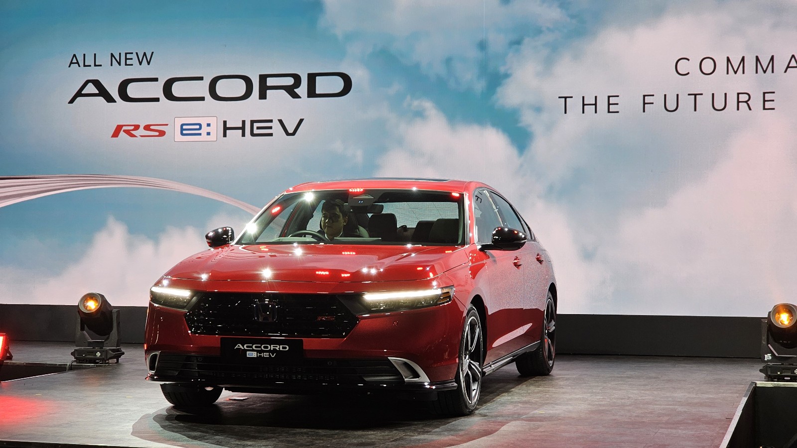 Pakai Mesin Hybrid, Berapa Konsumsi BBM Honda Accord RS?