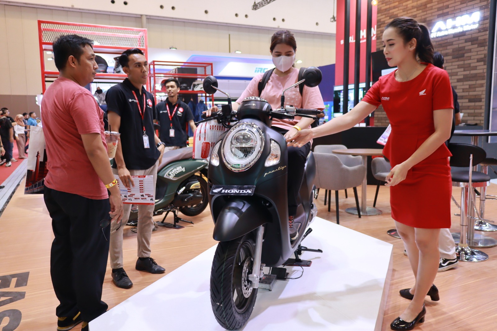 Modal Tambah Warna dan Striping, Honda Scoopy Terfavorit di IMOS+ 2023