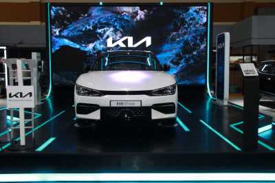 Kia Serahkan Unit Pertama Mobil Listrik EV6 ke Konsumen