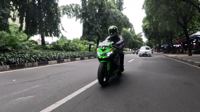 Review Kawasaki Ninja ZX-4RR: Dipakai buat Harian, Gampang Overheat?