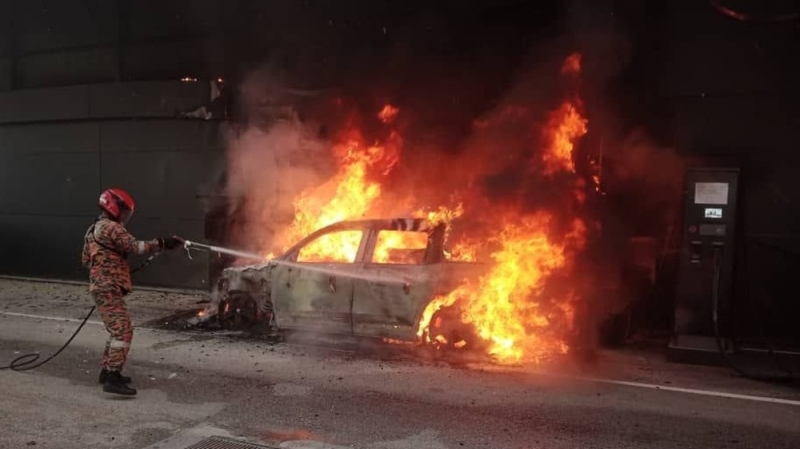 Terjadi Lagi, Mobil Listrik Mercedes-Benz Terbakar Saat Dicas