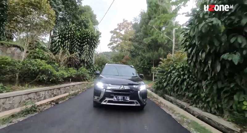 Mitsubishi Outlander PHEV Turun Harga, Solusi BBM Mahal? Mitsubishi Outlander PHEV Turun Harga, Solusi BBM Mahal?