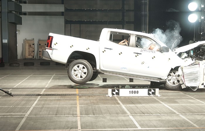 Seberapa Aman Mitsubishi Triton Terbaru? Ini Hasil Uji Tabraknya