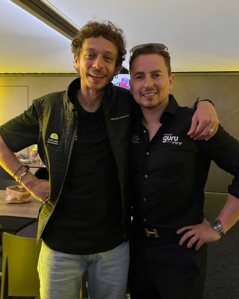 <i>Ciee</i>, Rossi dan Lorenzo Rangkulan di Jerez, Lagi Akur Nih! <i>Ciee</i>, Rossi dan Lorenzo Rangkulan di Jerez, Lagi Akur Nih!