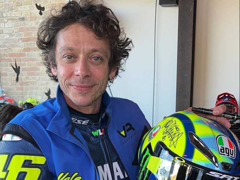Valentino Rossi Lelang Helm Bersejarah untuk Korban Banjir Valencia Valentino Rossi Lelang Helm Bersejarah untuk Korban Banjir Valencia
