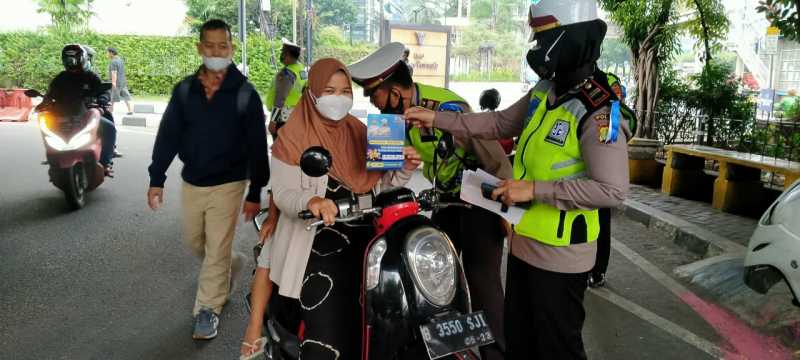 Polisi Tilang Manual dan Minta Uang Damai? Bisa Dilaporkan! Polisi Tilang Manual dan Minta Uang Damai? Bisa Dilaporkan!