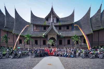 Royal Riders Touring dan Bagikan Donasi ke Sumatera Barat