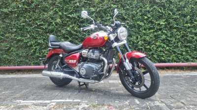 FOTO: Royal Enfield Super Meteor 650, Moge Cruiser Bergaya Retro