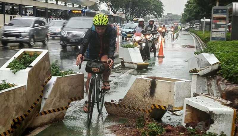 Kontroversi Jalur Sepeda di DKI, Ditabrak Fortuner hingga Jualan Tahu Bulat Kontroversi Jalur Sepeda di DKI, Ditabrak Fortuner hingga Jualan Tahu Bulat