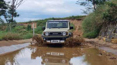 Mudahnya Offroad Pakai Suzuki Jimny 5 Pintu, Gak Perlu Ngerem!