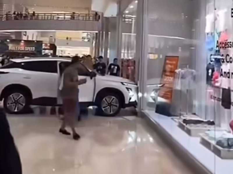 Viral Anak Kecil Ngegas Mobil Listrik Nabrak Tembok di Mal, Kok Bisa? Viral Anak Kecil Ngegas Mobil Listrik Nabrak Tembok di Mal, Kok Bisa?