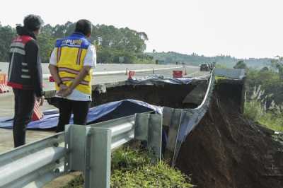 Tol Bocimi Longsor: Panther Nyaris Jeblos, Xenia Masuk Jurang 15 Meter