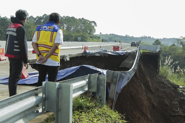 Tol Bocimi Longsor: Panther Nyaris Jeblos, Xenia Masuk Jurang 15 Meter Tol Bocimi Longsor: Panther Nyaris Jeblos, Xenia Masuk Jurang 15 Meter