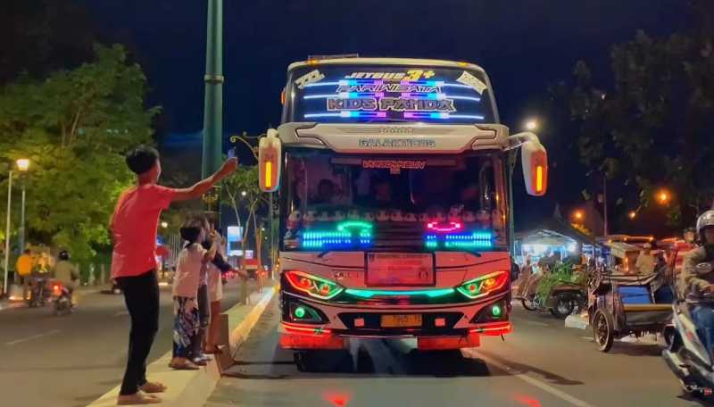 ‘Ngabuburit Maut’ Bus Telolet Akhirnya Dilarang Pemerintah ‘Ngabuburit Maut’ Bus Telolet Akhirnya Dilarang Pemerintah
