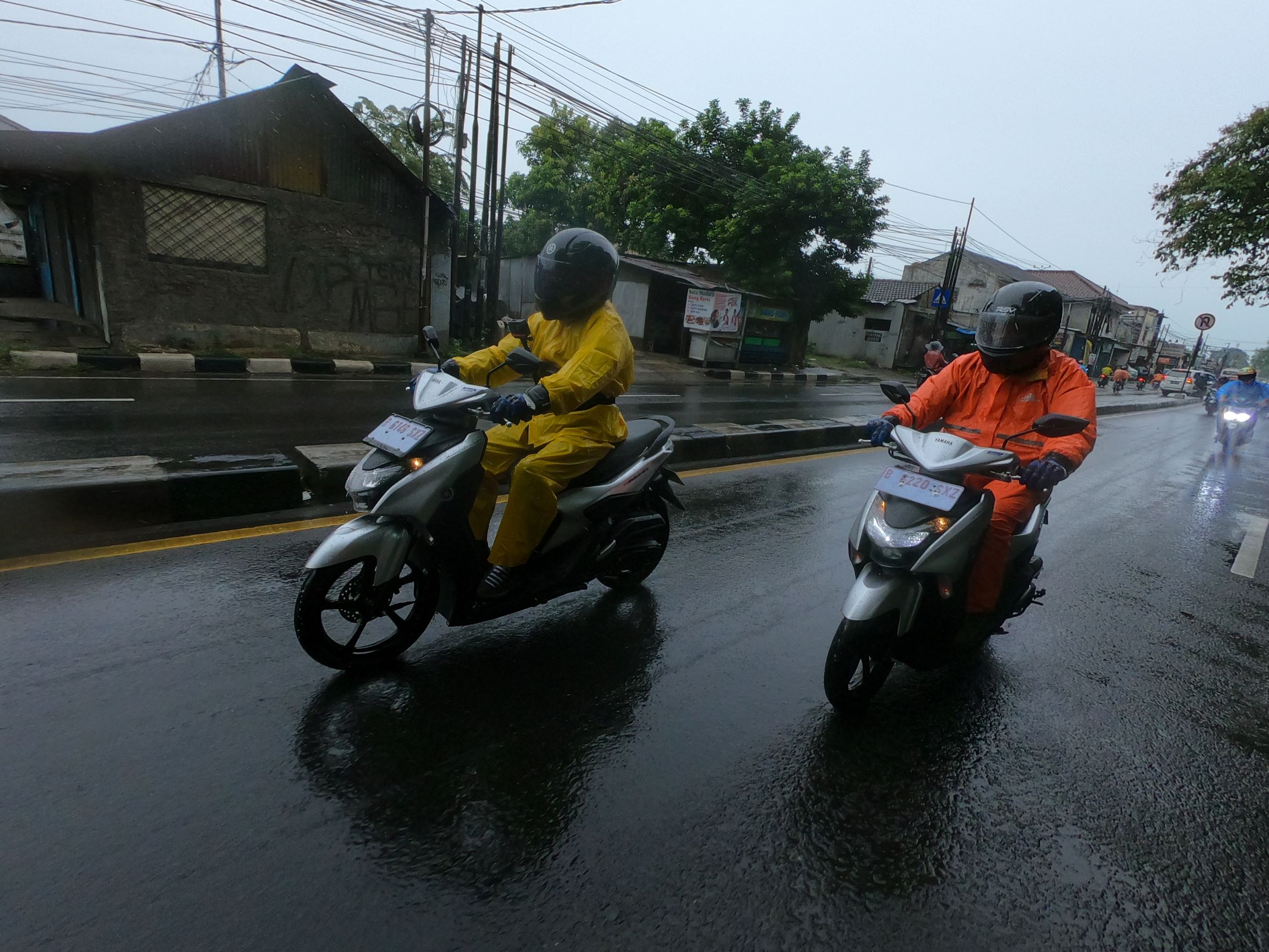 Simak Persiapan Berkendara Sepeda Motor di Musim Hujan