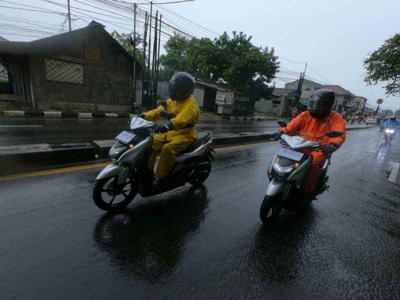 Jangan Lepas Sarung Tangan dan Sepatu Kalau Nyetir Motor Saat Hujan