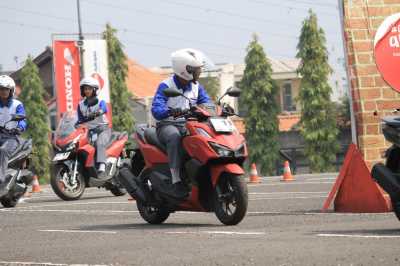 Jurus 4T Agar Aman Saat Berkendara Motor Melintasi Persimpangan