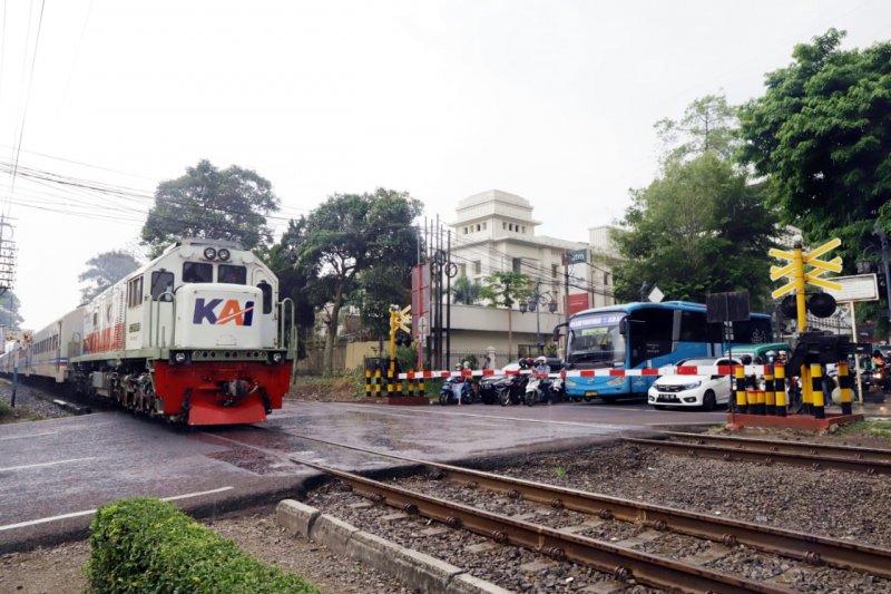 Waspadai 4 Hal Ini Ketika Melintas Rel Kereta Api Waspadai 4 Hal Ini Ketika Melintas Rel Kereta Api