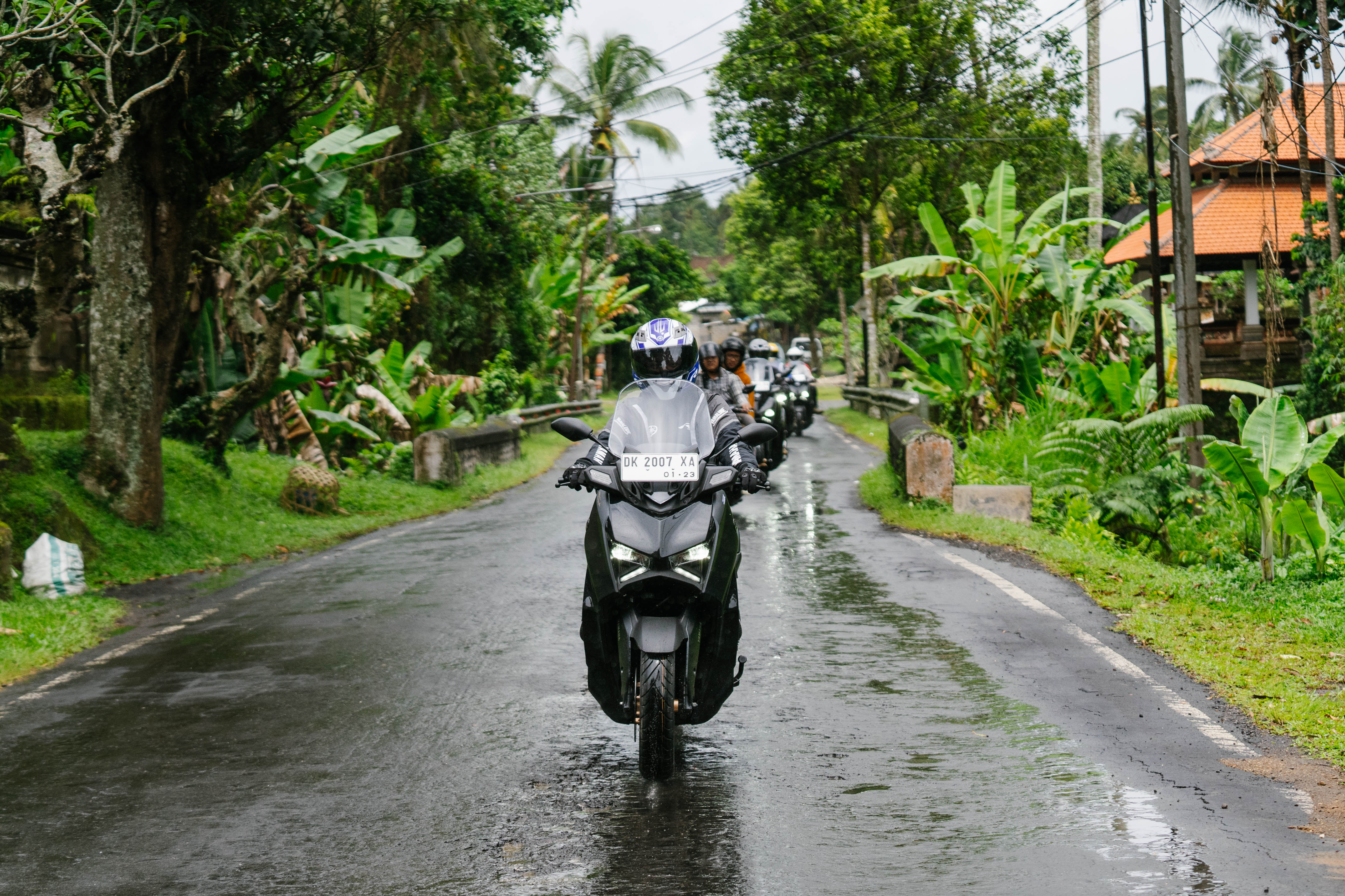 Ciri-Ciri Kondisi Ban Motor yang Layak Digunakan Saat Hujan