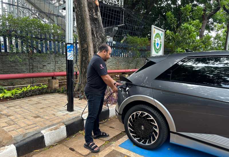 PLN: 40 Juta Tiang Listrik Bisa Jadi Tempat Ngecas Mobil Listrik