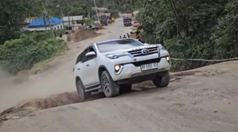 Arogan di Jalan, Viral Fortuner dan Pajero Sport Malu Gak Kuat Nanjak! Arogan di Jalan, Viral Fortuner dan Pajero Sport Malu Gak Kuat Nanjak!