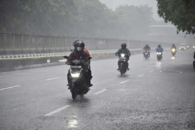 Safety Riding Saat Hujan: Ubah Gaya Berkendara dan Turunkan Kecepatan