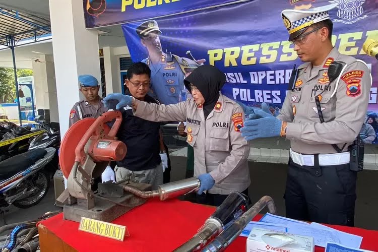 Polisi Musnahkan Knalpot Brong Hasil Penindakan Razia