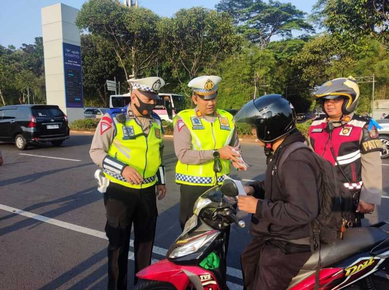 Heran! Presiden Sudah Ganti, Berkendara Masih Tanpa Helm dan Seat Belt