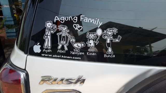 Liburan Bareng Keluarga, Ini Bahaya Pasang Stiker ‘Happy Family’ di Mobil