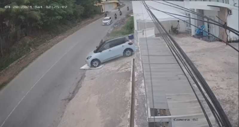 Horor Wuling BinguoEV Diduga Eror, <i>Nyelonong</i> Jalan Sendiri Horor Wuling BinguoEV Diduga Eror, <i>Nyelonong</i> Jalan Sendiri