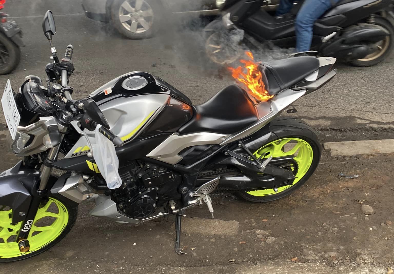 Rider Yamaha MT-25 Rasakan Pantat Terbakar, Ternyata Ada Api di Jok 