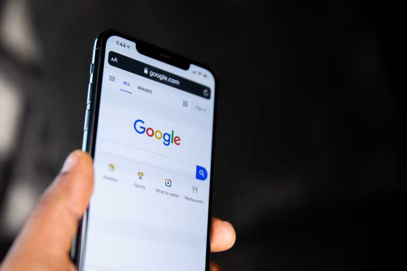 ChatGPT vs Google, Mana yang Lebih Pintar?