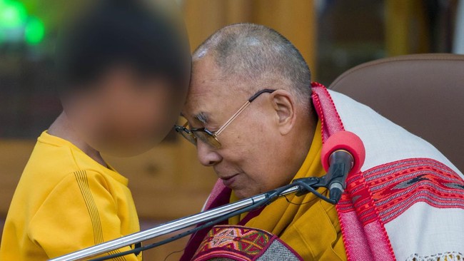 Heboh Dalai Lama Minta Bocah Isap Lidahnya, Internet Geram