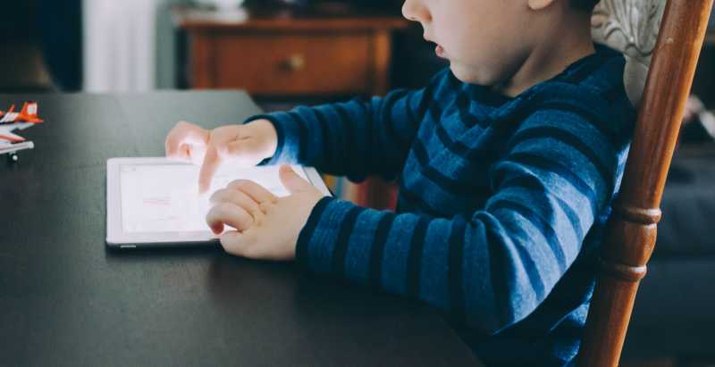 Pasal Baru di Revisi UU ITE Bakal Lindungi Anak-anak Saat Internetan Pasal Baru di Revisi UU ITE Bakal Lindungi Anak-anak Saat Internetan