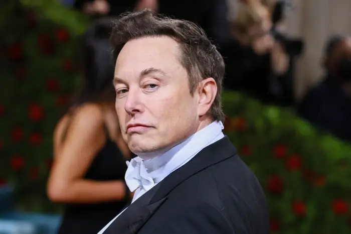 'Pansos' Level Elon Musk: Prank Mau Beli MU