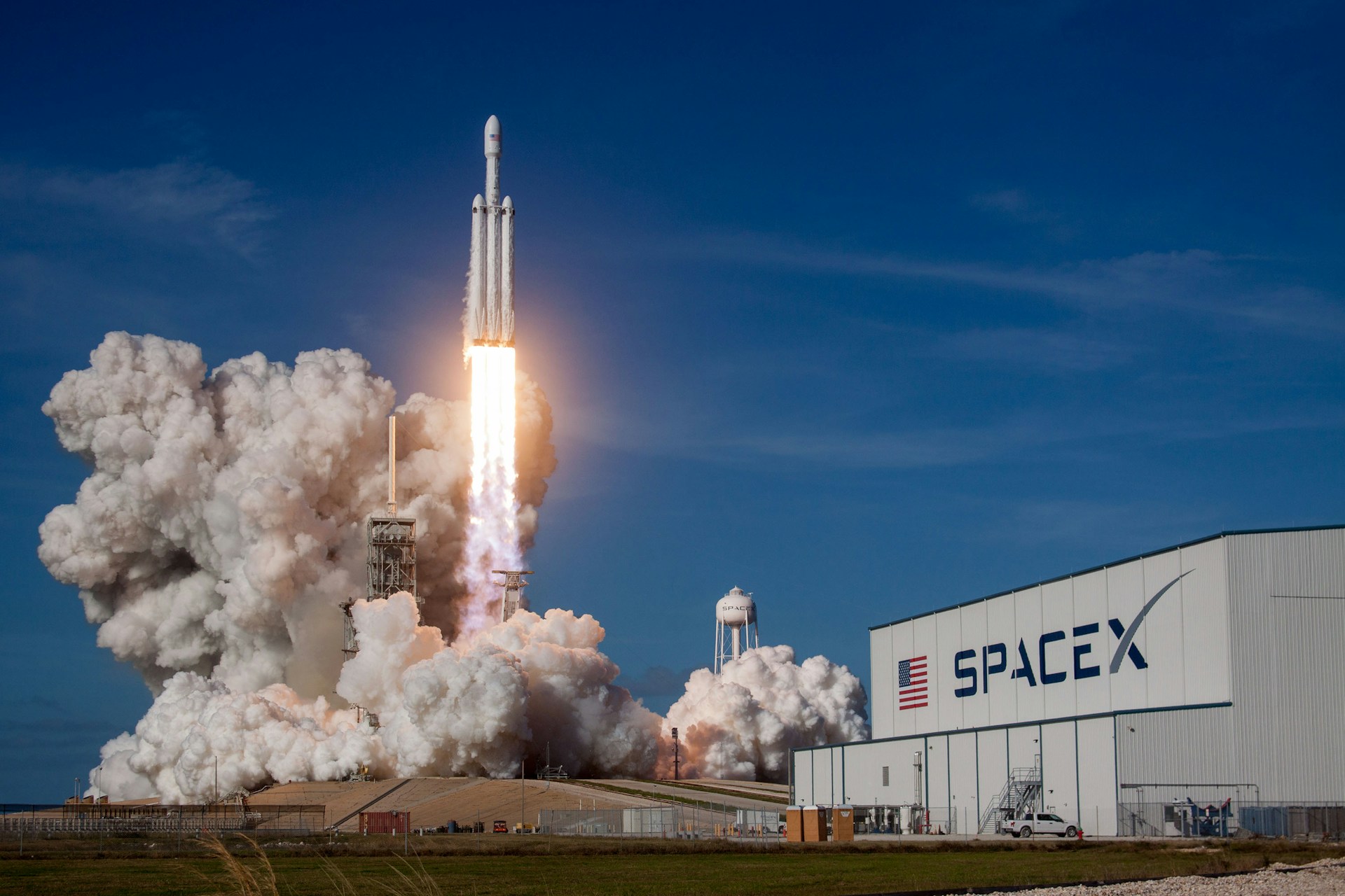 SpaceX Ketahuan Bikin Satelit Mata-mata, China Langsung Geram