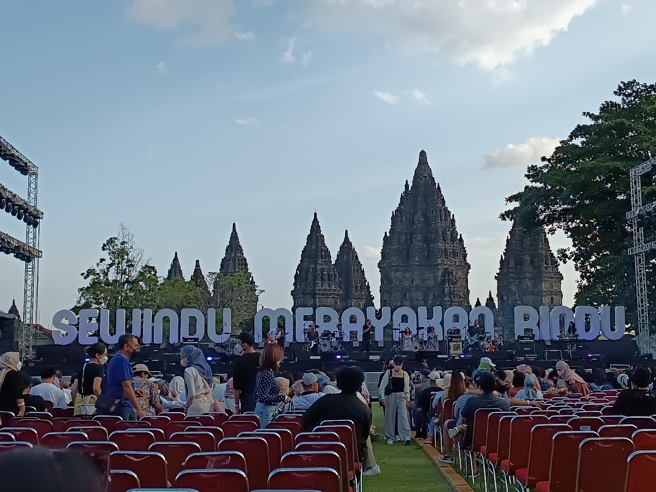 Prambanan Jazz Festival: <i>Offline</i> Sejenak Dari Penatnya Rutinitas