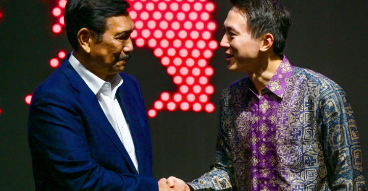 Lobi-lobi Lord Luhut yang Bikin CEO TikTok Melunak