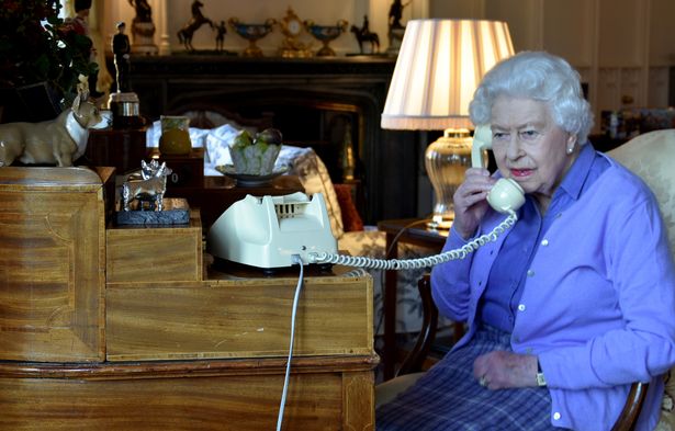 Smartphone Milik Ratu Elizabeth II Bikin Hacker Langsung KO