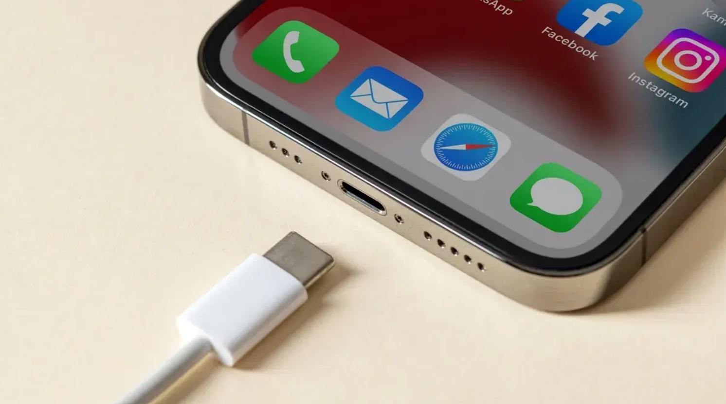 Ngecas iPhone 15 Pakai Kabel USB-C Android Gak Aman?