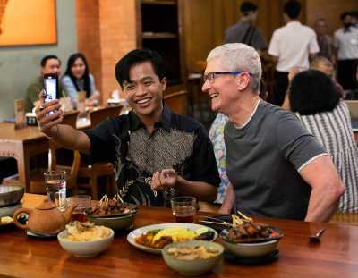 Tim Cook Tiba di Jakarta, Langsung Pamer Makan Sate Ayam