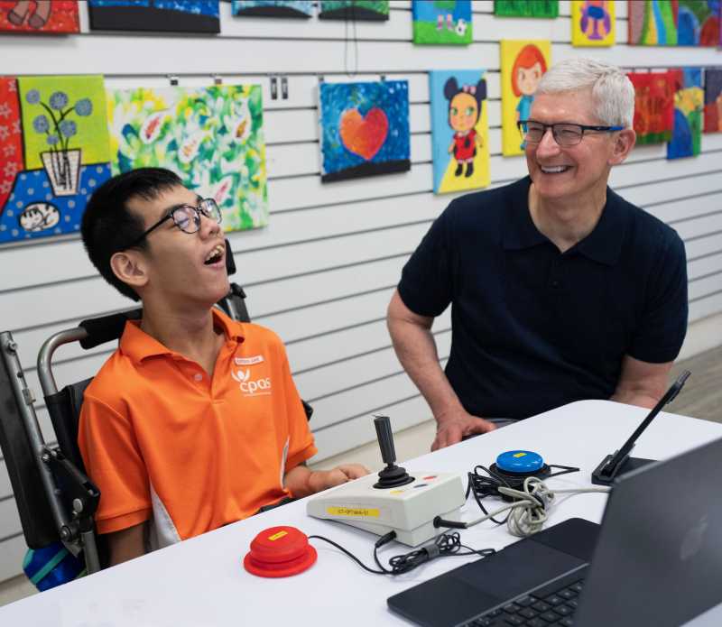 Usai Lawatan ke Indonesia, Tim Cook Tancap Gas ke Singapura